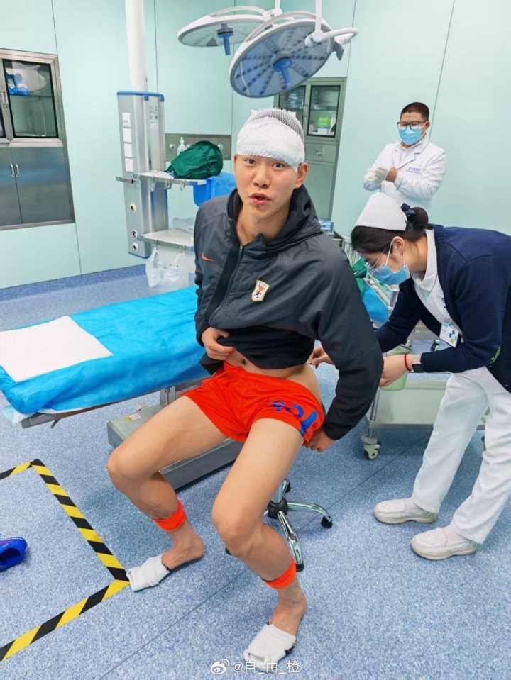 10分鐘兩次被干下場，泰山小將彭逸翔曬傷口：吃了一肘