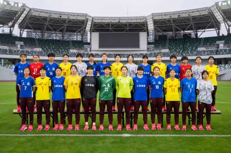 U17女足穿地方隊球衣拍全家福 備戰亞洲杯已與多支女超隊熱身
