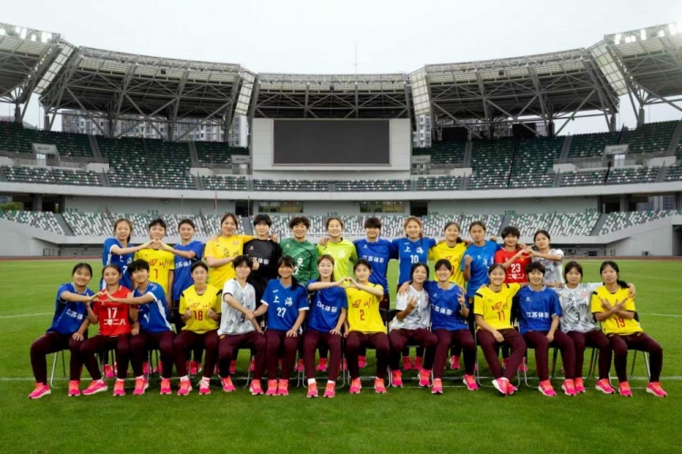 U17女足穿地方隊球衣拍全家福 備戰亞洲杯已與多支女超隊熱身