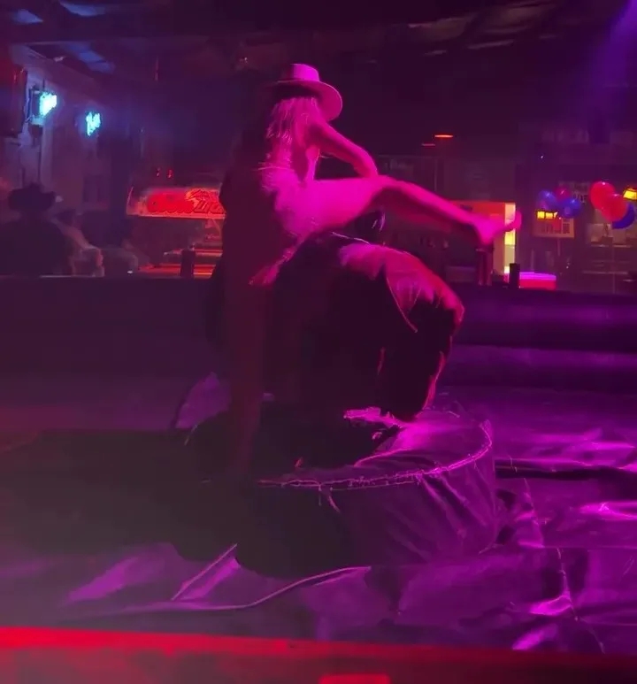 林德洛夫妻子達拉斯夜店騎機械牛 丈夫備戰日本