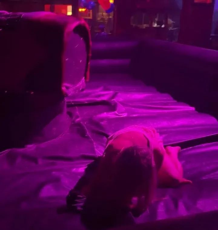 林德洛夫妻子達拉斯夜店騎機械牛 丈夫備戰日本