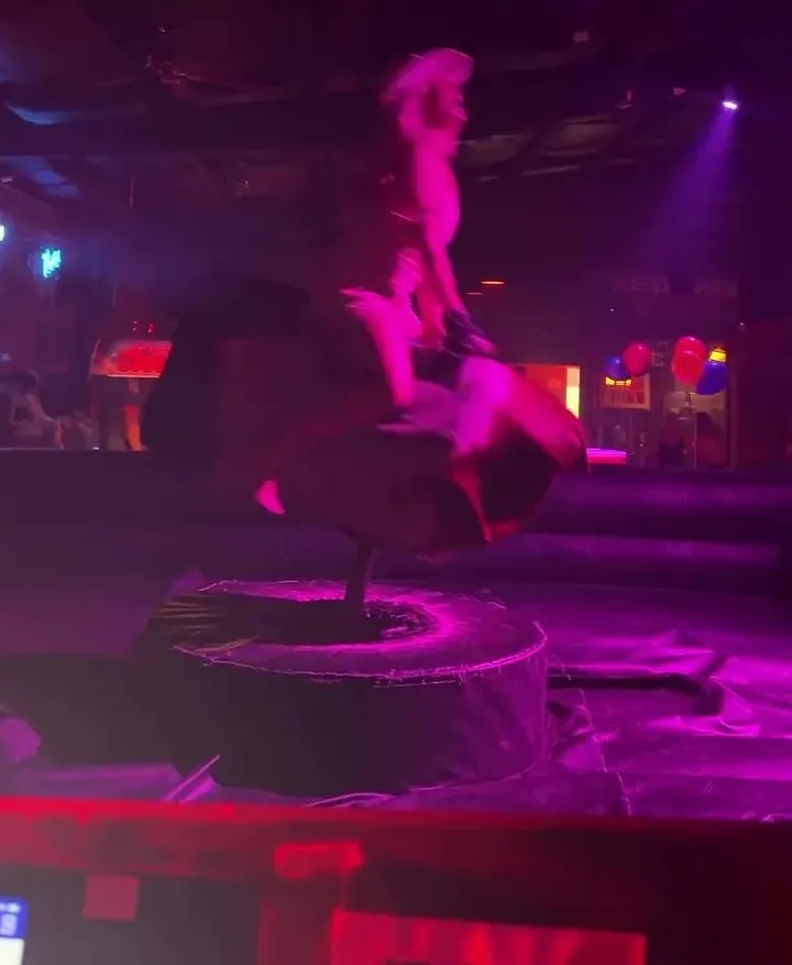 林德洛夫妻子達拉斯夜店騎機械牛 丈夫備戰日本