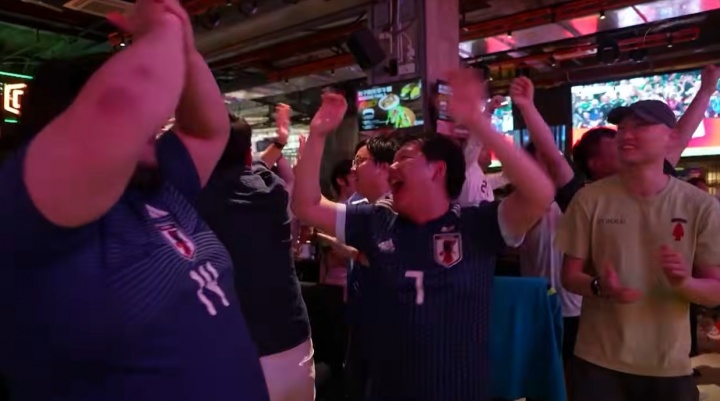滬上酒吧數十中國球迷穿日本球衣為亞洲榮光助威