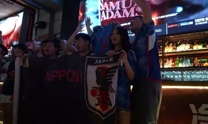 滬上酒吧數十中國球迷穿日本球衣為亞洲榮光助威